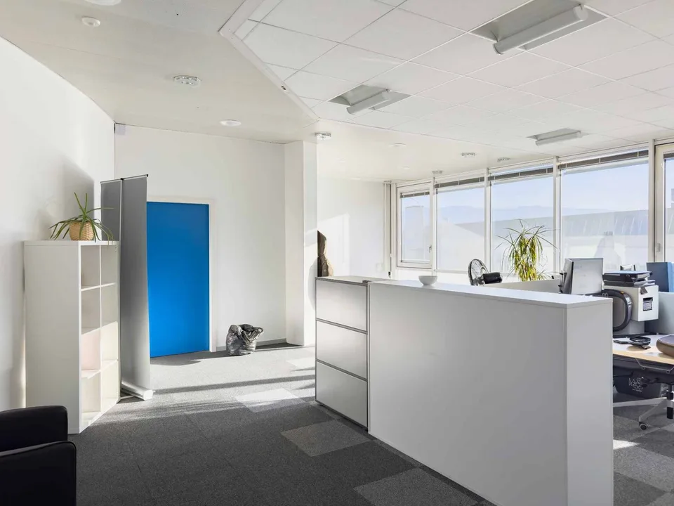 Bureau de 283 m² au 1er étage d'un bâtiment industriel au Lignon