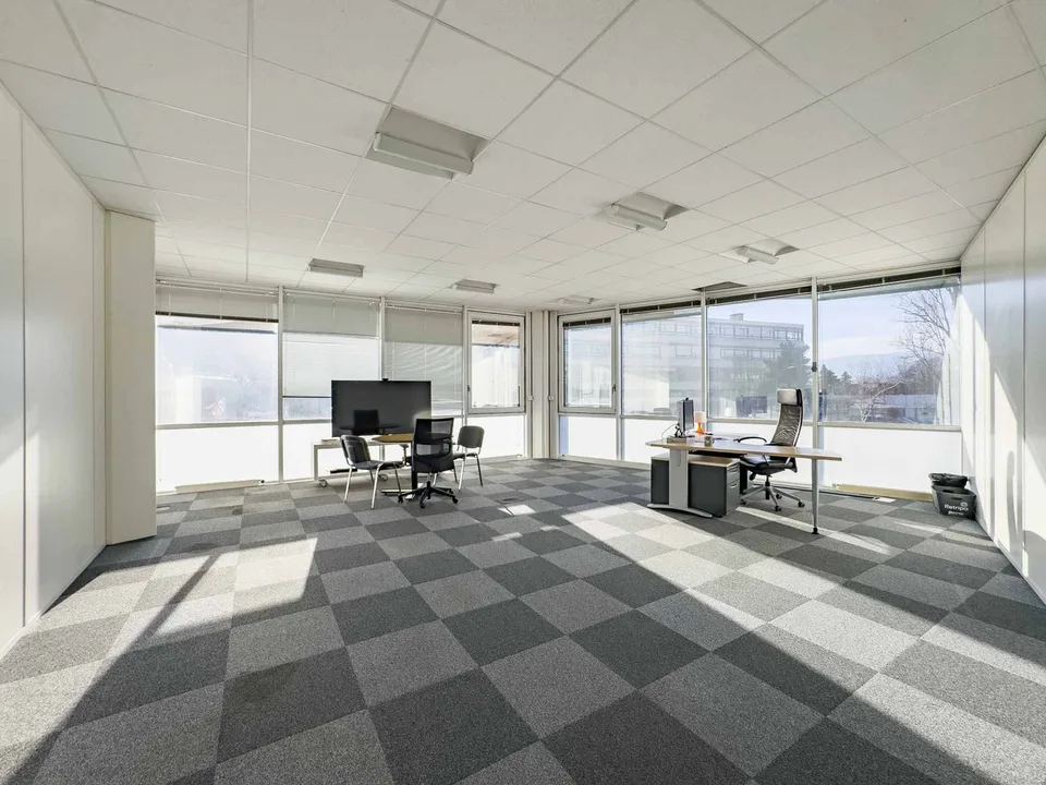 Ufficio di 283 m² al 1° piano di un edificio industriale a Lignon