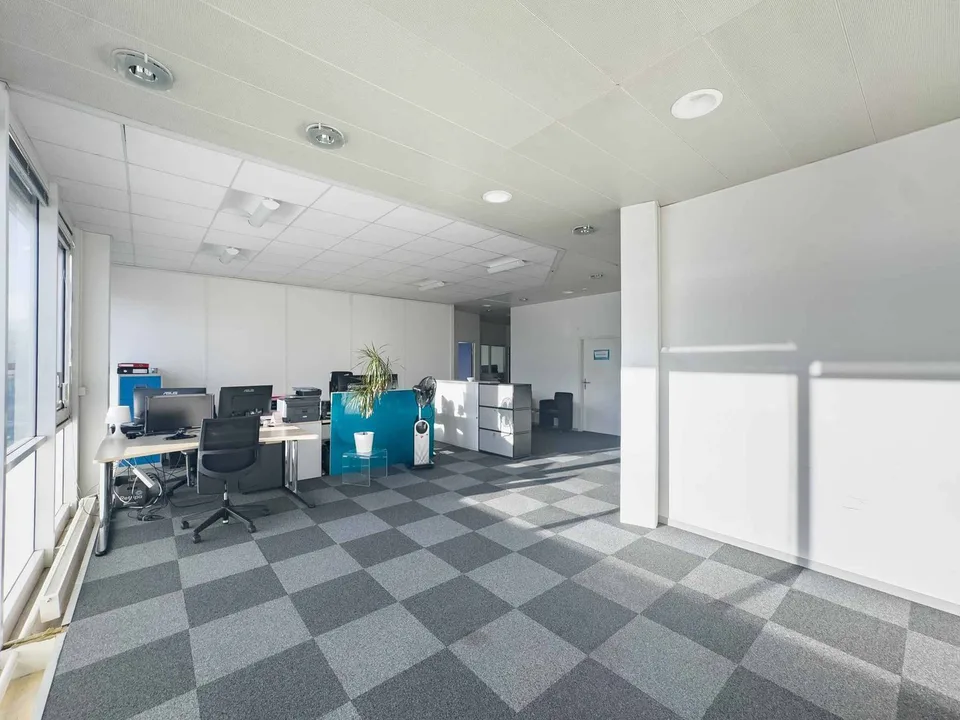 Ufficio di 283 m² al 1° piano di un edificio industriale a Lignon