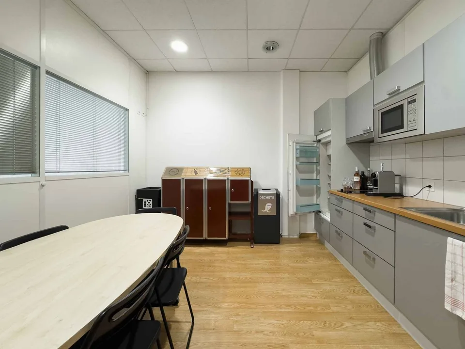 Ufficio di 283 m² al 1° piano di un edificio industriale a Lignon