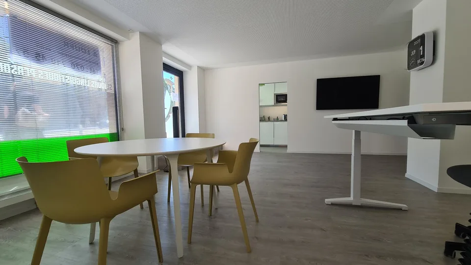 Ufficio moderno con vetrine in affitto nel quartiere Eglise Rouge a Neuchâtel