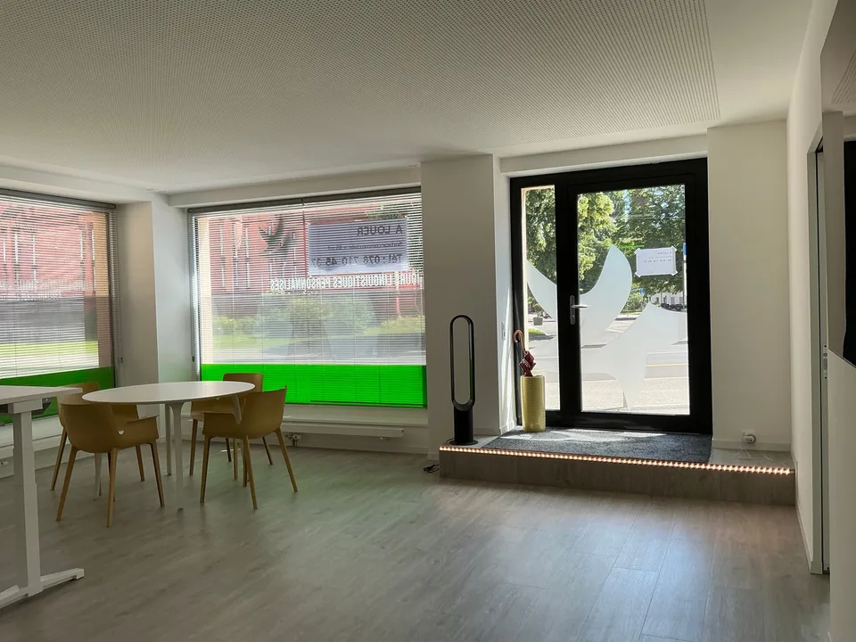 Ufficio moderno con vetrine in affitto nel quartiere Eglise Rouge a Neuchâtel