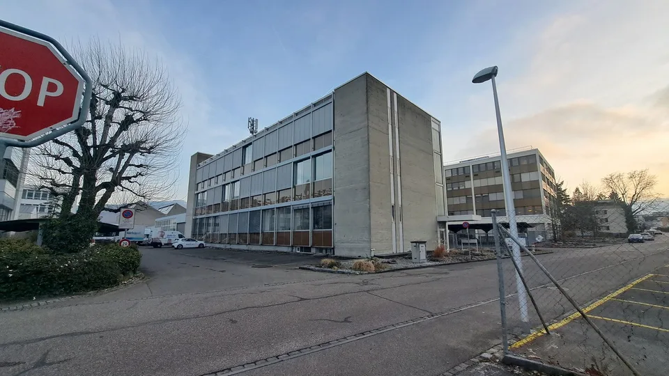 Büro / Gewerbe / Werkstatt / Atelier / Lager an zentraler Lage in Reinach BL
