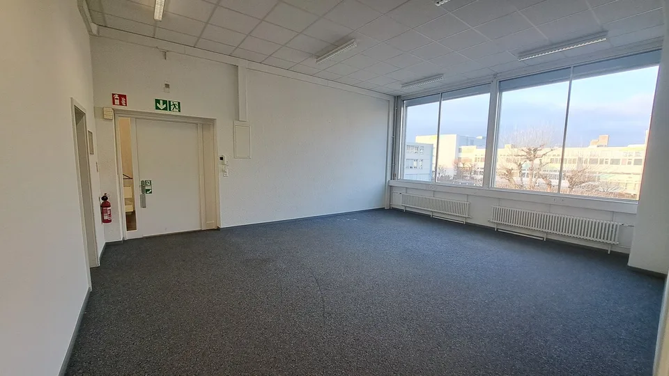 Ufficio / Commerciale / Laboratorio / Studio / Magazzino in posizione centrale a Reinach BL