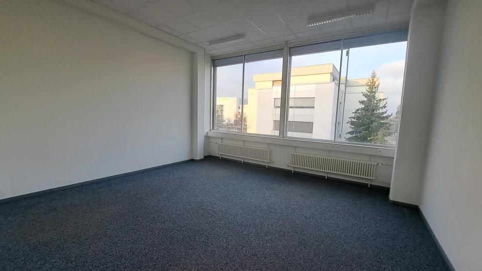 Ufficio / Commerciale / Laboratorio / Studio / Magazzino in posizione centrale a Reinach BL