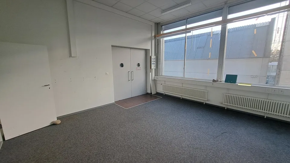 Ufficio / Commerciale / Laboratorio / Studio / Magazzino in posizione centrale a Reinach BL