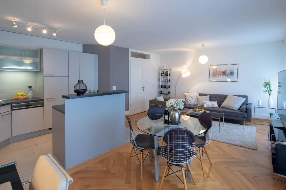 Spacious 1-bedroom apartment with balcony and weekly cleaning service for rent