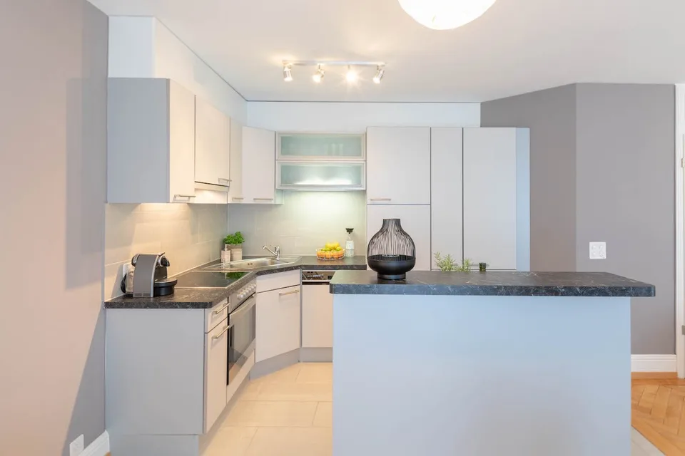 Geräumige 1-Zimmer-Wohnung mit Balkon und wöchentlicher Reinigungsservice zur Miete