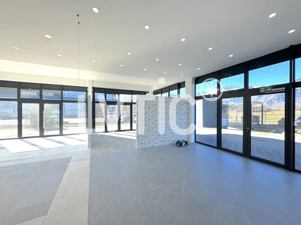 Showroom, locaux, atelier de 225 m2 à louer proche Villeneuve