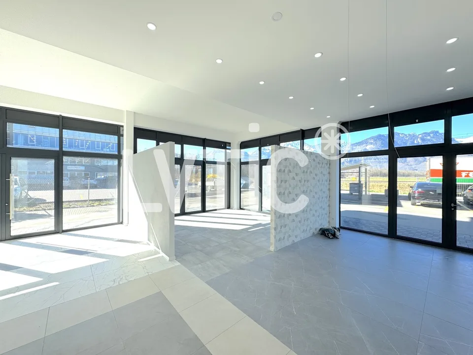 Showroom, premises, workshop of 225 m2 for rent near Villeneuve
