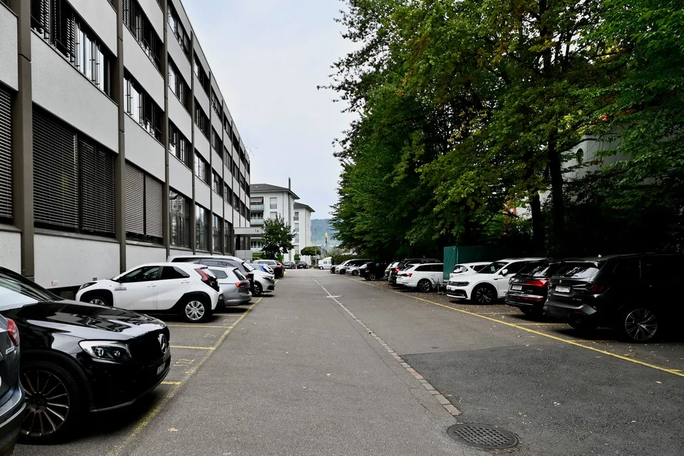 Spazi moderni, molto alti e luminosi per uffici e magazzini in una posizione centrale a Schlieren