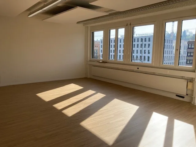 Moderne, sehr hohe und helle Büro- und Lagerräume an zentraler Lage in Schlieren