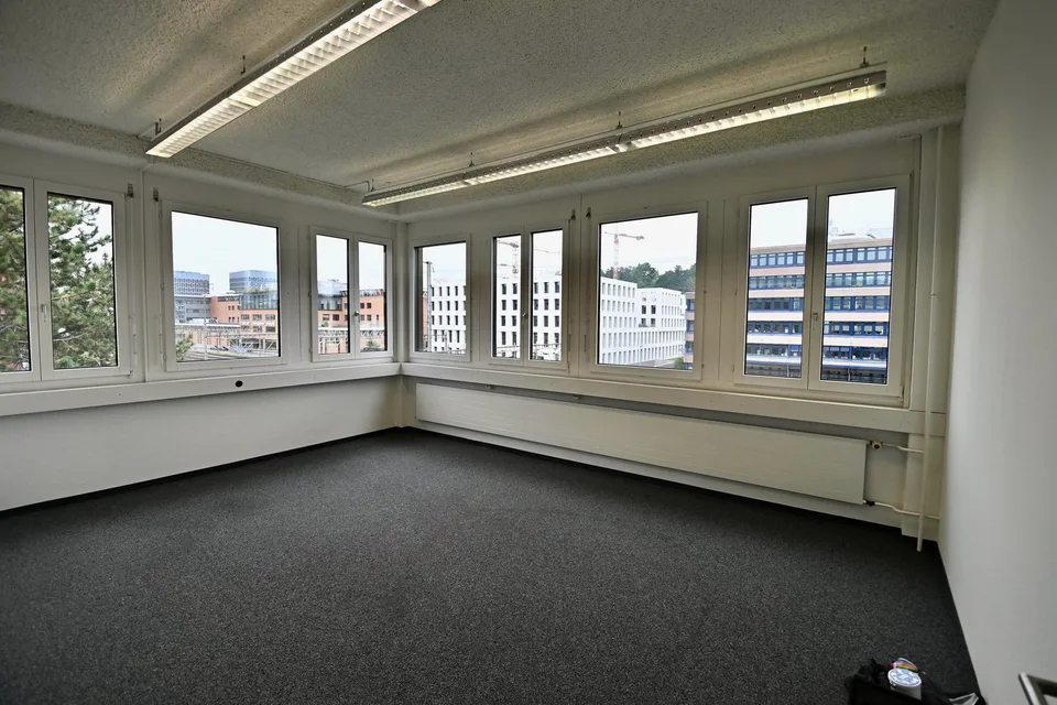 Moderne, sehr hohe und helle Büro- und Lagerräume an zentraler Lage in Schlieren – Foto 6 von 6