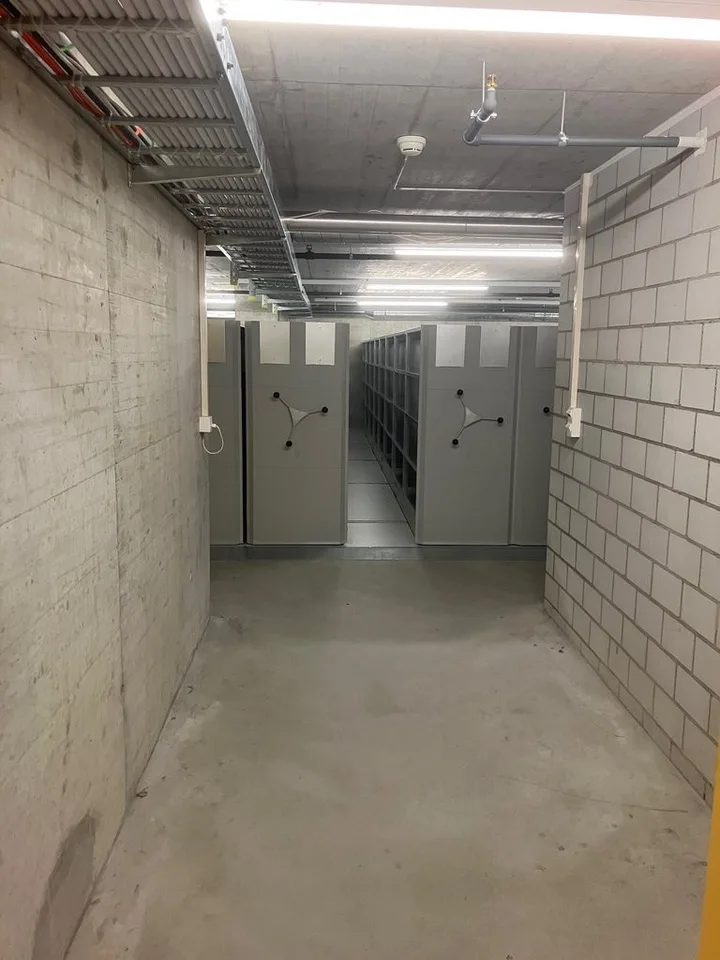 Stanzone archivio con sistema di scaffalatura a rotolo a Zurigo Oerlikon