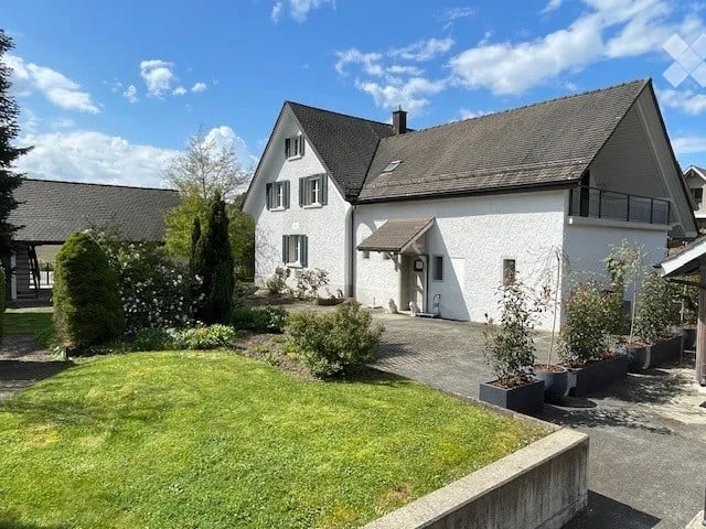 Herrschaftliches 6.5-Zimmer-Anwesen mit Garage, Geräte-/Hobby-Gebäude und grossem Garten in Dorf ZH