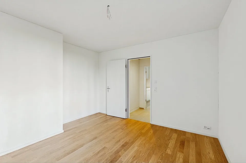 Modern 2.5-room apartment with rental garden and wooden terrace in Zürich-Schwamen – photo 14 of 17