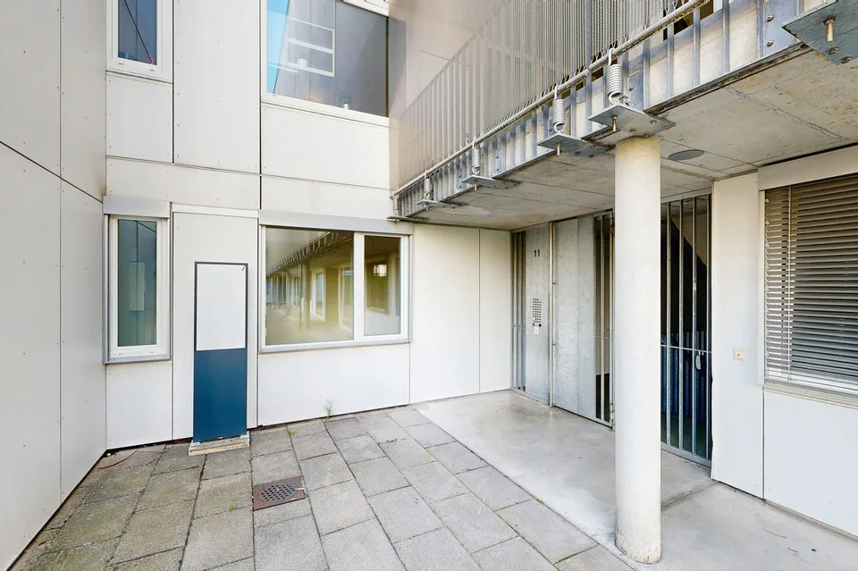 Moderne 2.5-Zimmer-Wohnung mit Mietgarten und Holzterrasse in Zürich-Schwamen