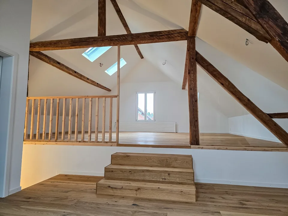 Charmante 2.5-Zimmer-Dachwohnung in Diessbach bei Büren