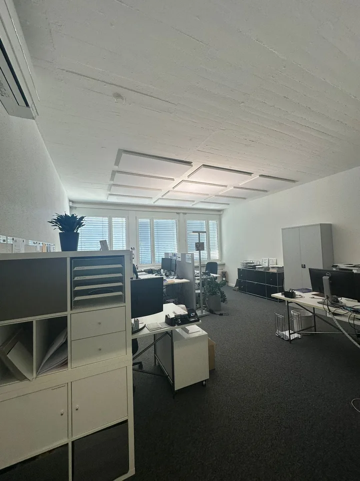 Spazio ufficio moderno con allestimento di alta qualità