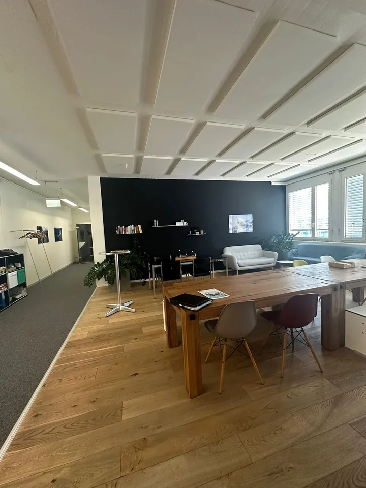 Spazio ufficio moderno con allestimento di alta qualità