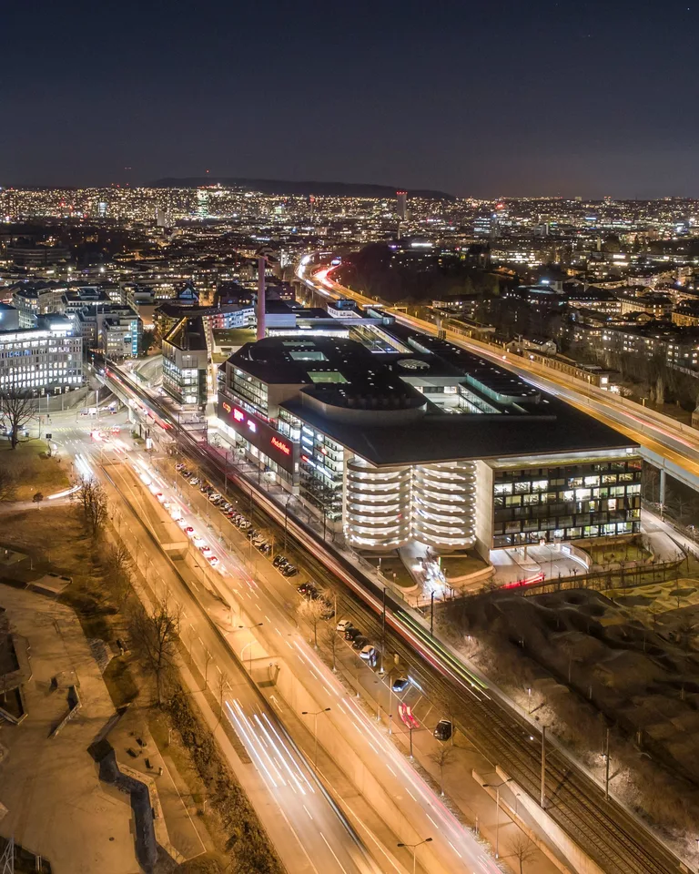 Espaces de bureaux attractifs à Sihlcity Zurich - lieu de travail avec équipements complets