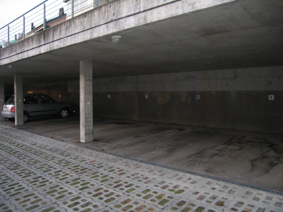 Überdachter Parkplatz