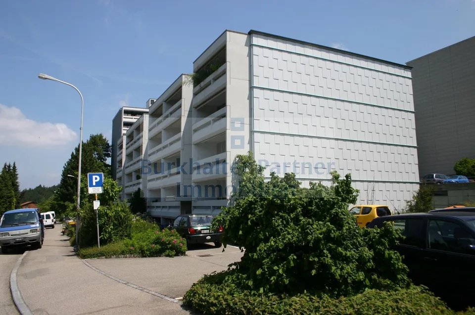 Suchen Sie einen Einstellhallenplatz oder Aussenparkplatz in Schliern?