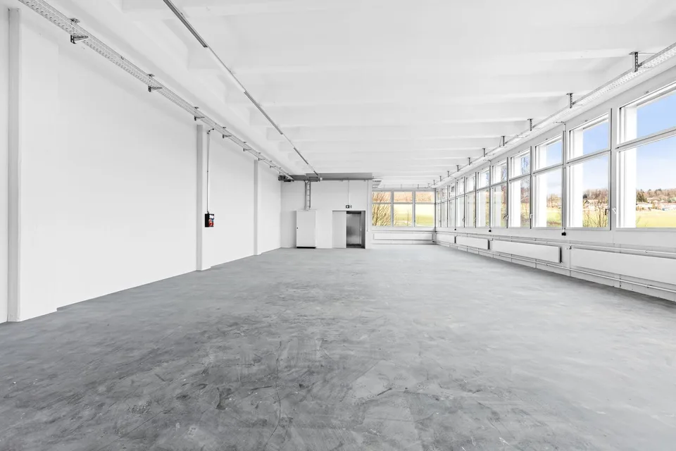 Spazio commerciale ristrutturato con 2 ascensori per merci pronto per l'occupazione da estate!