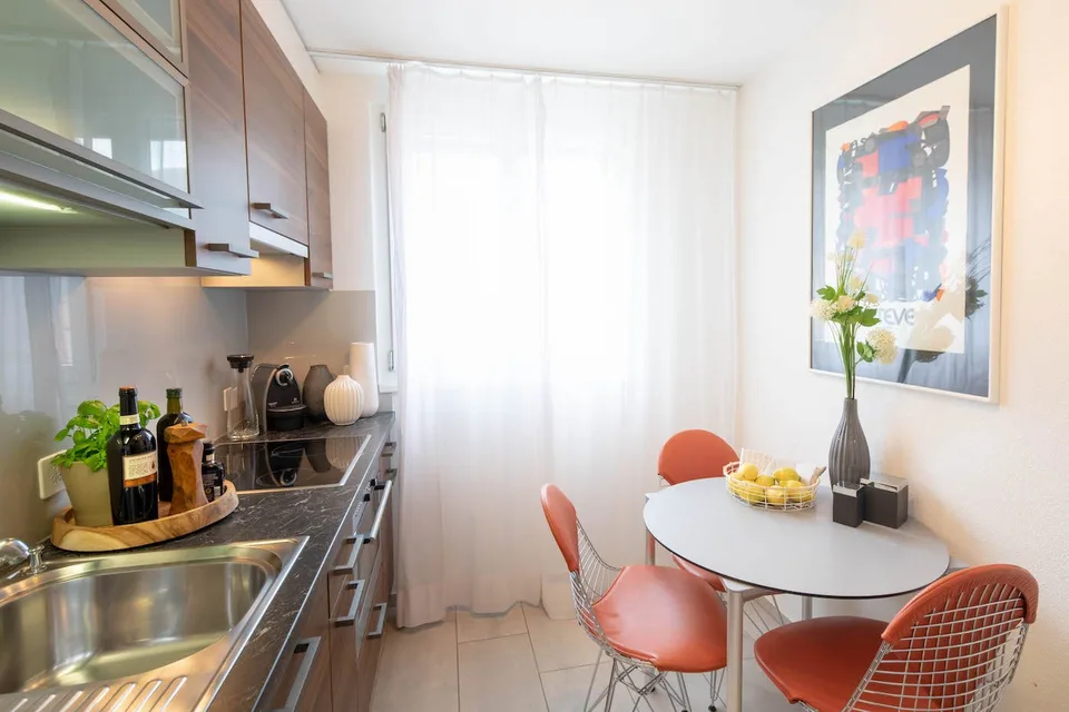 Moderne möblierte 2-Zimmer-Wohnung mit Balkon in Zürich Wiedikon