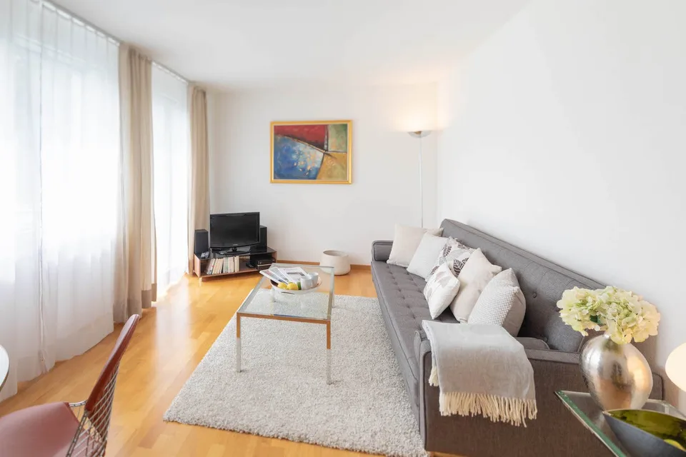 Moderne möblierte 2-Zimmer-Wohnung mit Balkon in Zürich Wiedikon