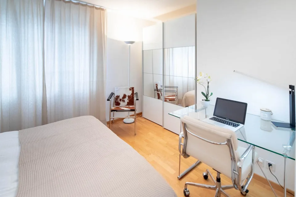 Moderne möblierte 2-Zimmer-Wohnung mit Balkon in Zürich Wiedikon