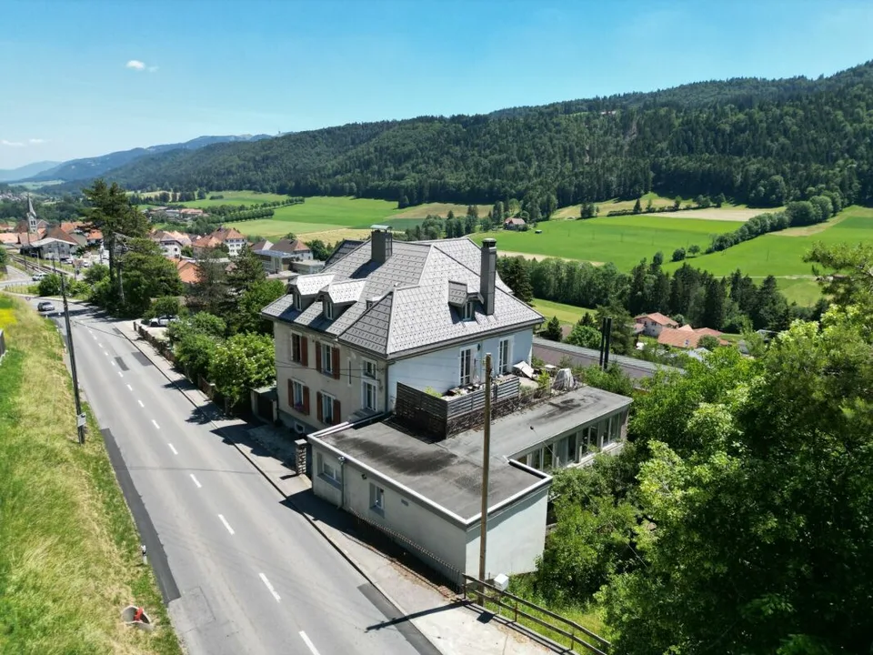 Renan, Mietshaus mit 5 Wohnungen und Parkplätzen - 5,3%