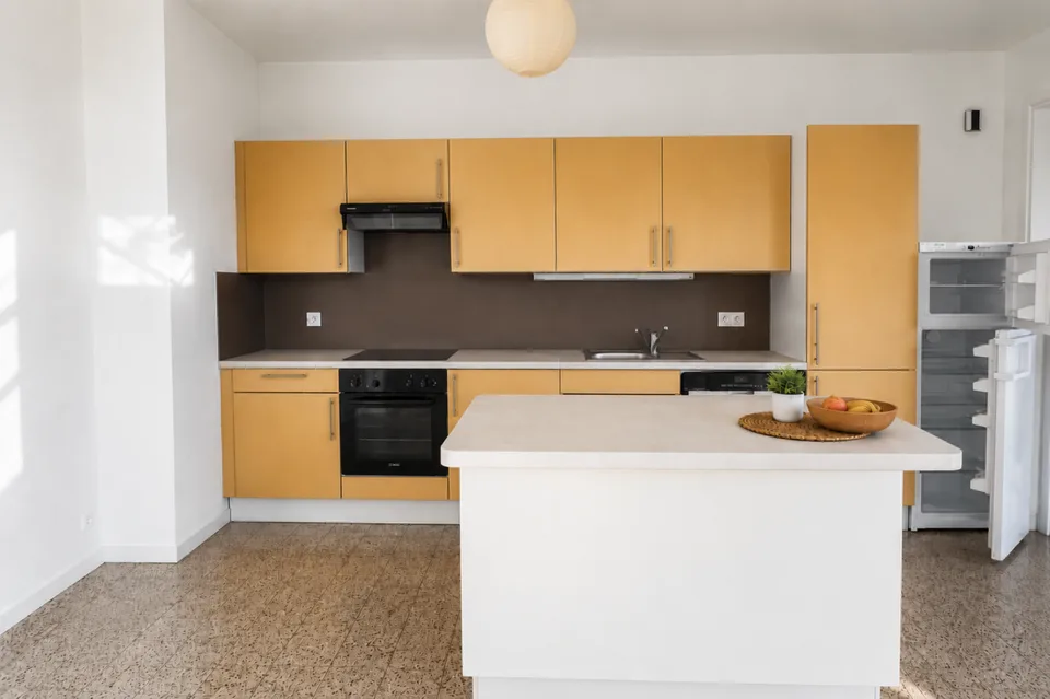 Renan, Mietshaus mit 5 Wohnungen und Parkplätzen - 5,3%