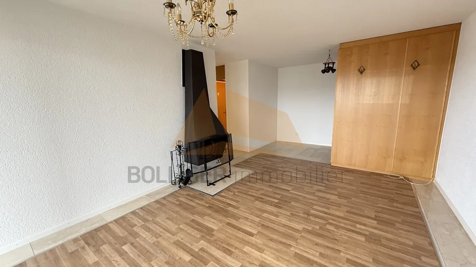 ZU VERKAUFEN 3.5-ZIMMER-WOHNUNG MIT GARAGE BOX