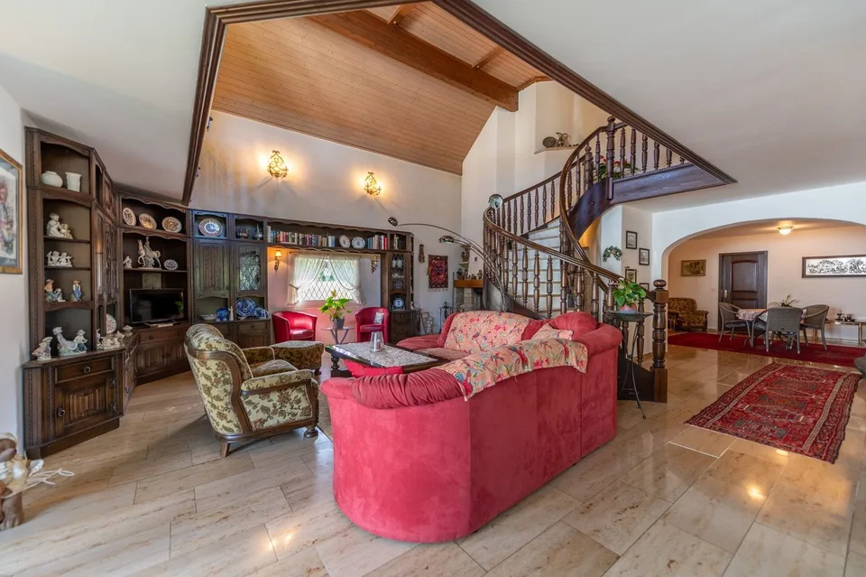 Ampia casa unifamiliare con un terreno di 2'000 m² e un potenziale di utilizzo versatile
