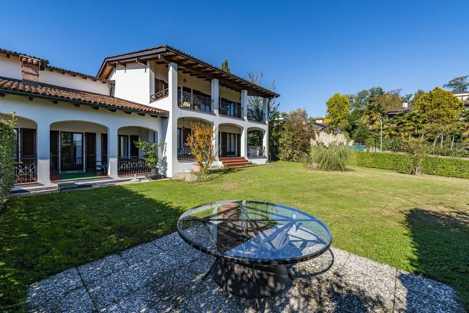 Elegante e spaziosa villa in stile mediterraneo con grande terreno – Foto 16 von 26
