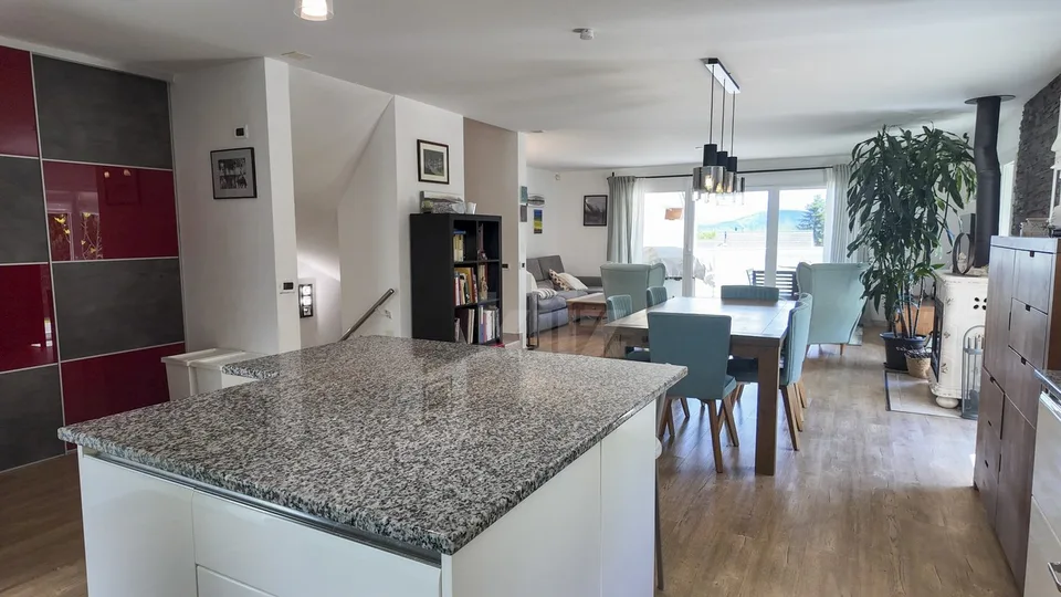 Charmanter Bungalow mit Terrassen, Garten und freier Sicht – Foto 6 von 13