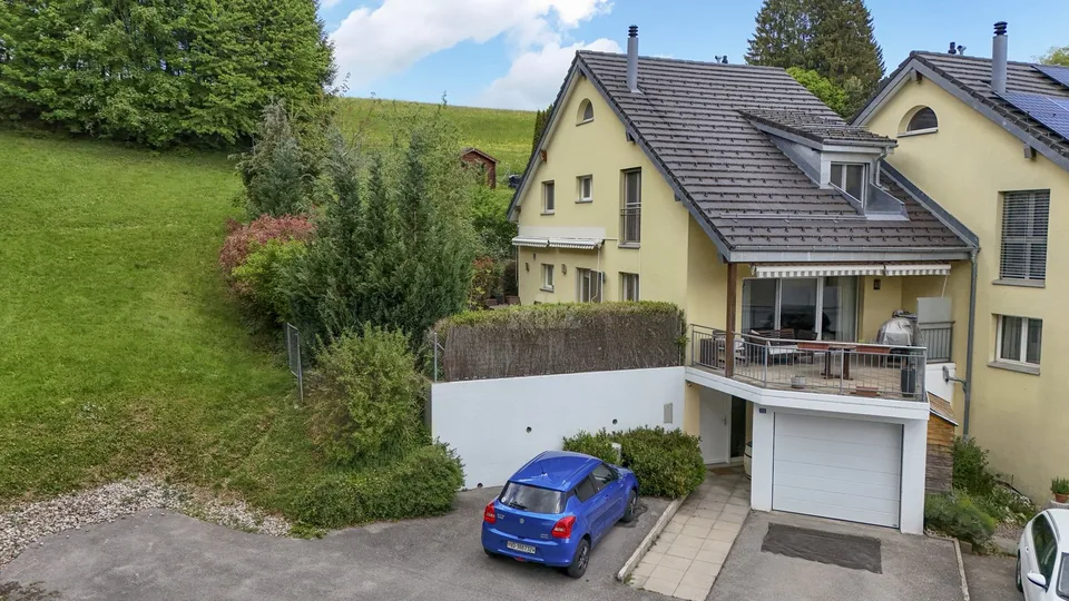 Charmante villa avec terrasses, jardin et vue dégagée