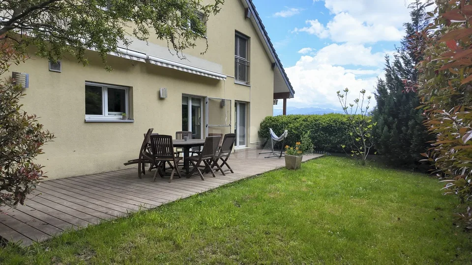 Charmanter Bungalow mit Terrassen, Garten und freier Sicht