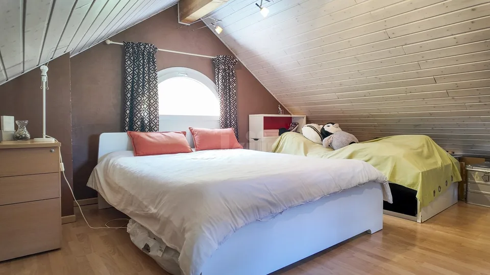 Charmanter Bungalow mit Terrassen, Garten und freier Sicht – Foto 12 von 13