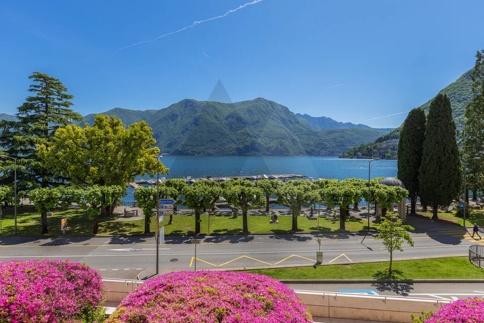 RESIDENZA FRONTE LAGO CON GIARDINO PRIVATO NEL CENTRO DI LUGANO