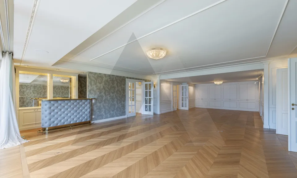 RESIDENZA FRONTE LAGO CON GIARDINO PRIVATO NEL CENTRO DI LUGANO
