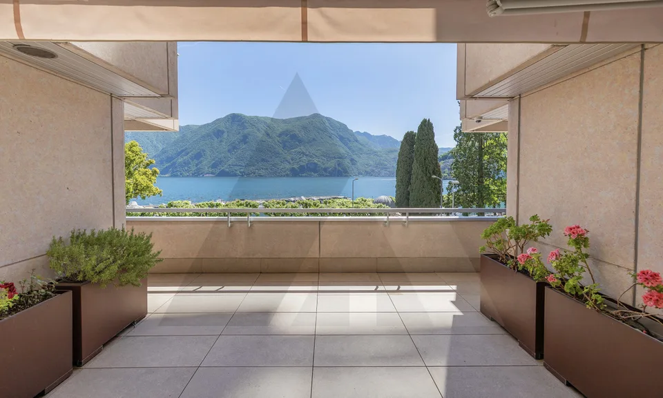 RESIDENZA FRONTE LAGO CON GIARDINO PRIVATO NEL CENTRO DI LUGANO