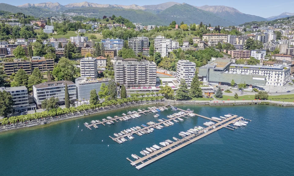 RESIDENZA FRONTE LAGO CON GIARDINO PRIVATO NEL CENTRO DI LUGANO