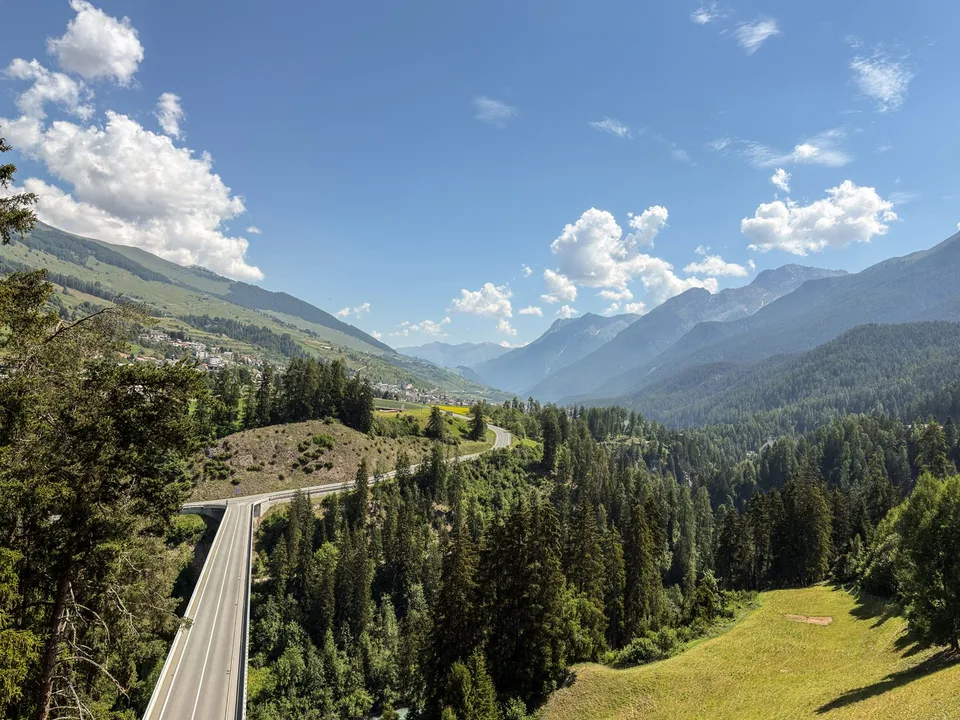 Charmante 2-Zimmer-Wohnung mit Bergpanorama in Scuol