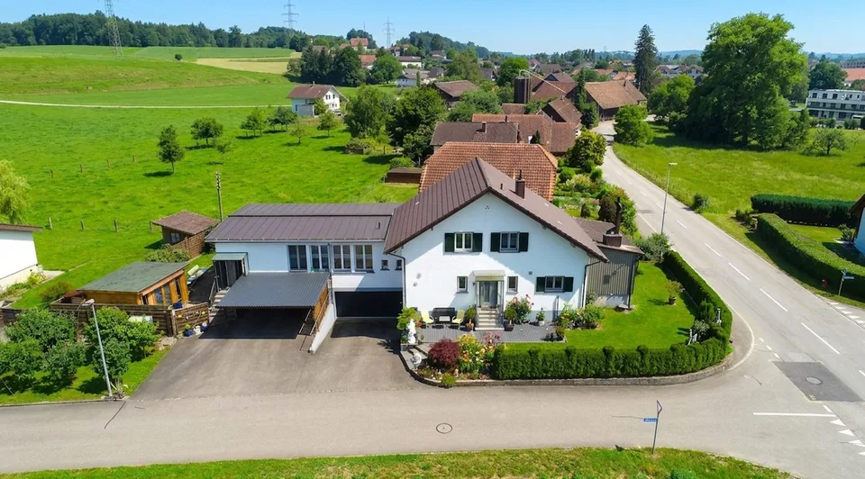 Grosszügiges Zweifamilienhaus mit vielseitigen Nutzungsmöglichkeiten
