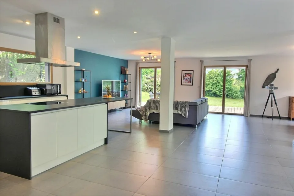 Maison .de 277.8 m2 avec Appartement T3 indépendant  61.24 m2 à Cessy