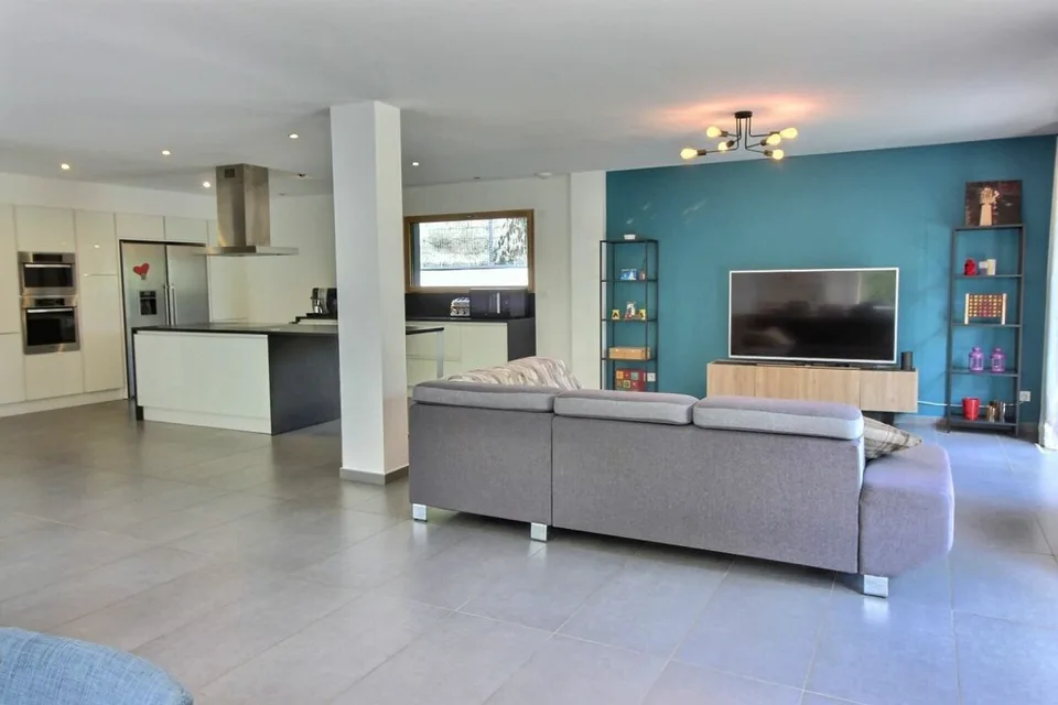 Maison .de 277.8 m2 avec Appartement T3 indépendant  61.24 m2 à Cessy