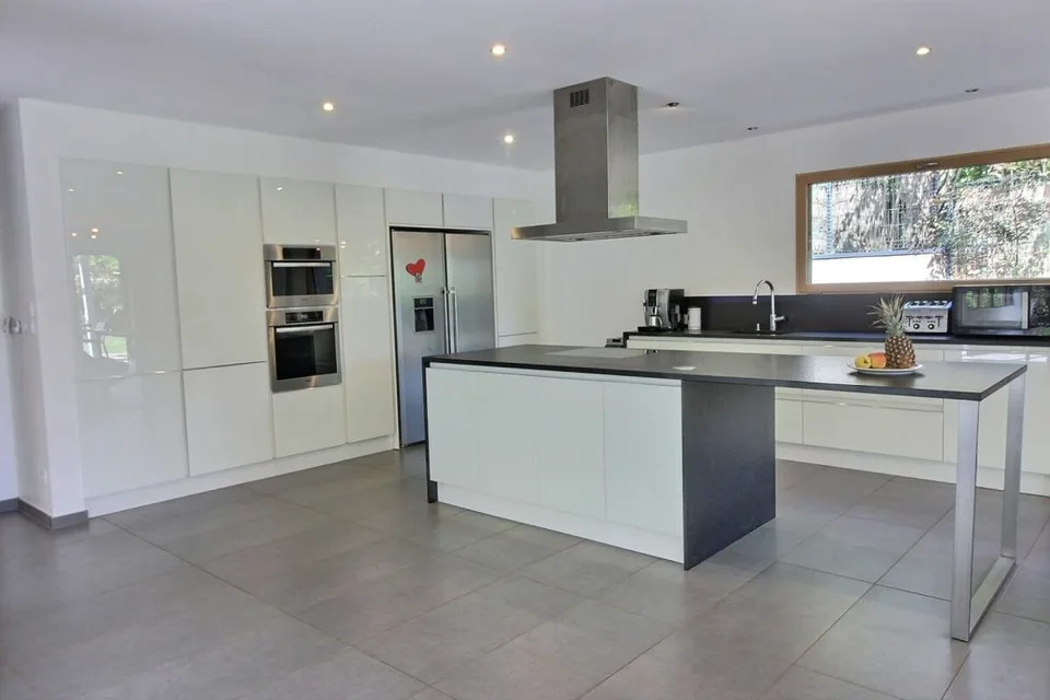Maison .de 277.8 m2 avec Appartement T3 indépendant  61.24 m2 à Cessy