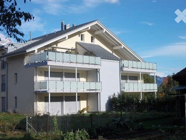 Sonnige Gartenwohnung mit Ausblick auf die Berge.